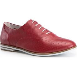 Buty damskie. Czerwone mokasyny damskie Wittchen, bez wzorów, ze skóry, eleganckie, bez obcasa, na sznurówki. W wyprzedaży za 249,90 zł.