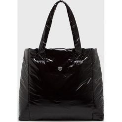 EA7 Emporio Armani - Torebka. Czarne listonoszki damskie EA7 Emporio Armani, bez wzorów, z materiału, na ramię, duże, bez dodatków. W wyprzedaży za 399,90 zł.