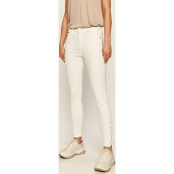 Tommy Jeans - Jeansy Nora. Białe jeansy damskie Tommy Jeans, bez wzorów, z elastanu. Za 449,90 zł.