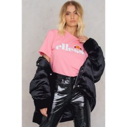 Ellesse T-shirt Al Albany - Pink. Różowe t-shirty damskie marki Ellesse, z nadrukiem, z bawełny, bez kołnierzyka. W wyprzedaży za 48,58 zł.