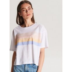 Koszulka z pastelowym nadrukiem - Biały. Białe koszulki damskie Cropp, s, z nadrukiem, bez kołnierzyka, bez rękawów. W wyprzedaży za 19,99 zł.