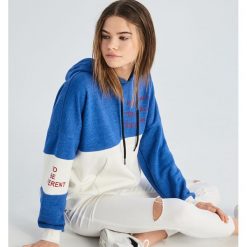 Bluza z kapturem w bloki kolorów - Niebieski. Niebieskie bluzy damskie marki Sinsay, xl, bez wzorów, bez rękawów, z kapturem. Za 59,99 zł.