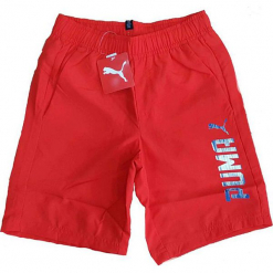 Szorty w kolorze czerwonym. Czerwone spodenki chłopięce Puma, z nadrukiem, klasyczne. W wyprzedaży za 45,95 zł.