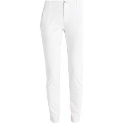 Chinosy damskie: Selected Femme SFINGRID Chinosy snow white