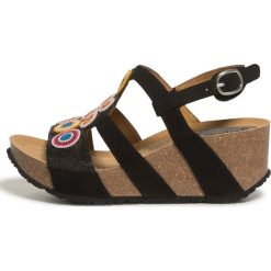 Desigual sandały damskie Shoes Odisea Flower Bead 36 czarne. Czarne koturny damskie Desigual, na wysokim obcasie, na koturnie, bez zapięcia. W wyprzedaży za 245,00 zł.