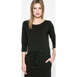 Answear - Sukienka Sporty Fusion. Czarne sukienki dzianinowe ANSWEAR, na co dzień, m, casualowe, z okrągłym kołnierzem, mini, proste. W wyprzedaży za 99,90 zł.