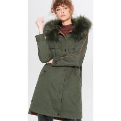 Płaszcz z futrzaną aplikacją - Khaki. Brązowe płaszcze damskie Mohito, z aplikacjami, z futra. Za 399,99 zł.