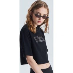 Krótka koszulka oversize - Czarny. Czarne koszulki damskie Cropp, s, bez wzorów, bez kołnierzyka, z krótkim rękawem. Za 39,99 zł.