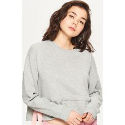 Sportowa bluza z falbaną - Jasny szary. Szare bluzy sportowe damskie marki Cropp, s. W wyprzedaży za 39,99 zł.