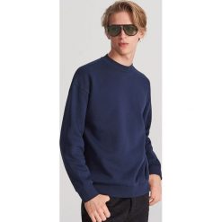 Gładka bluza basic - Granatowy. Niebieskie bluzy męskie Reserved, s, bez wzorów, bez kołnierzyka, bez rękawów, bez kaptura. Za 79,99 zł.