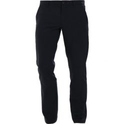 BOSS ATHLEISURE HAPRON Spodnie materiałowe navy. Niebieskie spodnie męskie marki BOSS Athleisure, m, bez wzorów, z poliesteru, sportowe, długie. W wyprzedaży za 503,20 zł.