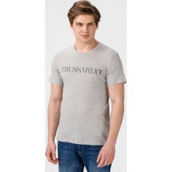 Trussardi Jeans Koszulka Szary. Szare podkoszulki męskie Trussardi Jeans, l, z haftami, z bawełny, z krótkim rękawem. Za 180,95 zł.