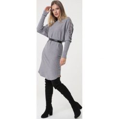 Ciemnoszara Sukienka Auldana. Szare sukienki damskie Born2be, s, w paski, z dzianiny, z okrągłym kołnierzem, długie, proste. Za 149,99 zł.