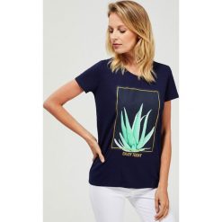 T-shirt z nadrukiem. Różowe bluzki damskie Moodo, z nadrukiem, z bawełny, klasyczne, z okrągłym kołnierzem. Za 39,99 zł.