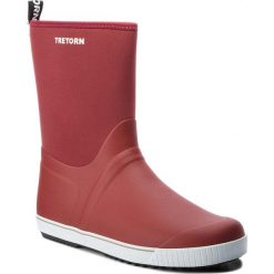 Kalosze TRETORN - Wings Neo 472802 Oak Red 059. Czerwone kalosze damskie Tretorn, na co dzień, z tworzywa sztucznego, bez obcasa, bez zapięcia. W wyprzedaży za 259,00 zł.