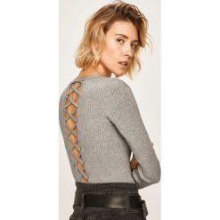 Guess Jeans - Sweter. Czarne swetry damskie Guess Jeans, s, z aplikacjami, z poliesteru, bez rękawów, bez kaptura. W wyprzedaży za 229,90 zł.