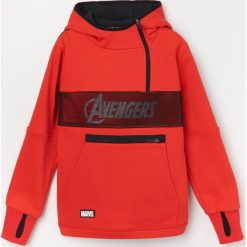 Dzianinowa bluza z motywem Avengers - Czerwony. Czerwone bluzy męskie Reserved, m, z motywem z bajki, z dzianiny, bez kołnierzyka, bez rękawów, bez kaptura. Za 99,99 zł.