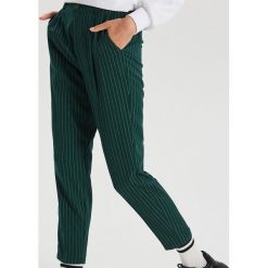 Spodnie chino - Khaki. Brązowe spodnie damskie Cropp, bez wzorów. Za 89,99 zł.