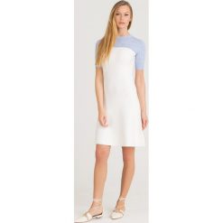 SUKIENKA ALIDA Sportmax Code. Białe sukienki damskie Sportmax Code, na imprezę, xs, bez wzorów, z dzianiny, z okrągłym kołnierzem, bez rękawów, mini, dopasowane. Za 690,00 zł.