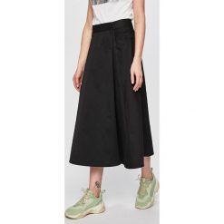 Calvin Klein - Spódnica. Czarne spódniczki damskie Calvin Klein, na co dzień, bez wzorów, z bawełny, casualowe, z podwyższonym stanem, midi, rozkloszowane. W wyprzedaży za 459,90 zł.