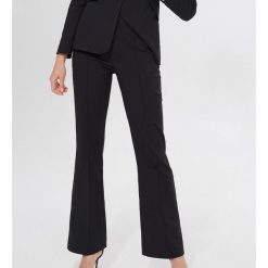 Spodnie garniturowe typu bootcut - Czarny. Czarne spodnie damskie Mohito. W wyprzedaży za 79,99 zł.