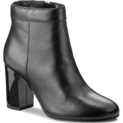 Botki GUESS - Dory FLDOR3 LEA09 BLACK. Czarne buty zimowe damskie Guess, z materiału. W wyprzedaży za 389,00 zł.