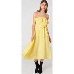Sukienki: Andrea Hedenstedt x NA-KD Sukienka midi z falbanką – Yellow