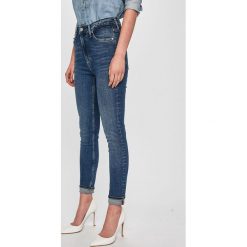 Calvin Klein Jeans - Jeansy CKJ 010. Niebieskie jeansy damskie Calvin Klein Jeans, bez wzorów, z elastanu, z podwyższonym stanem. Za 429,90 zł.