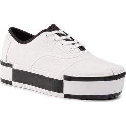 Tenisówki TOMS - Cordones Boardwalk 10014446 White/Black. Białe półbuty damskie Toms, bez wzorów, z gumy, bez obcasa, na płaskiej podeszwie, bez zapięcia. W wyprzedaży za 229,00 zł.