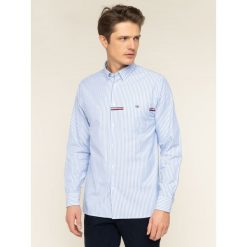 Koszula TOMMY HILFIGER Global Stripa Ithaca MW0MW11875. Niebieskie koszule męskie TOMMY HILFIGER, m, bez wzorów, z bawełny, casualowe, bez kołnierzyka, bez rękawów. W wyprzedaży za 279,00 zł.