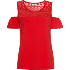 Shirt z dżerseju z wycięciami bonprix truskawkowy. Czerwone koszulki damskie marki bonprix, bez wzorów, z koronki, bez kołnierzyka. Za 79,99 zł.