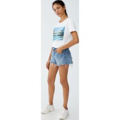 Jeansowe spodenki ze średnim stanem. Niebieskie szorty jeansowe damskie marki Pull&Bear. Za 69,90 zł.