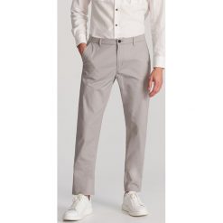 Chinosy slim fit - Jasny szary. Szare spodnie męskie Reserved, m, bez wzorów. W wyprzedaży za 59,99 zł.