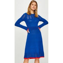 Pinko - Sukienka. Niebieskie sukienki damskie Pinko, na co dzień, s, bez wzorów, z poliesteru, casualowe, z okrągłym kołnierzem, z długim rękawem, długie, midi, rozkloszowane. W wyprzedaży za 899,90 zł.