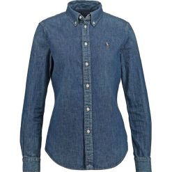 Polo Ralph Lauren HARPER Koszula blaine wash. Niebieskie koszulki damskie polo Polo Ralph Lauren, xs, bez wzorów, z bawełny, polo, bez rękawów. Za 569,00 zł.