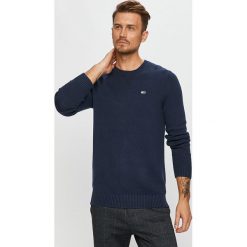 Tommy Jeans - Sweter. Czerwone swetry męskie Tommy Jeans, s, bez wzorów, z bawełny, z okrągłym kołnierzem, bez kaptura. Za 359,90 zł.