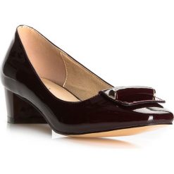 Buty damskie. Czerwone czółenka damskie Wittchen, ze skóry. W wyprzedaży za 269,90 zł.