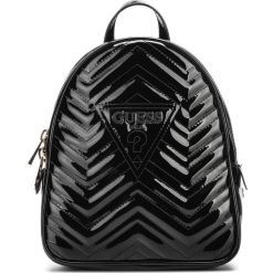 Guess Zana Plecak Czarny. Czarne plecaki damskie Guess, w paski, z poliesteru. Za 548,95 zł.