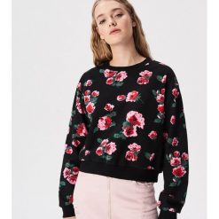 Bluza w kwiaty - Czarny. Czarne bluzy damskie Sinsay, s, w kwiaty, bez rękawów, bez kaptura. W wyprzedaży za 29,99 zł.