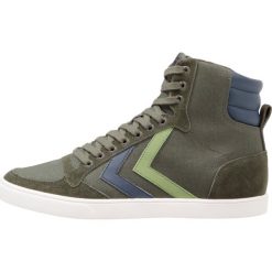 Hummel SLIMMER STADIL DUO CANVAS HIGH Tenisówki i Trampki wysokie rosin. Brązowe tenisówki damskie Hummel, ze skóry. W wyprzedaży za 164,50 zł.