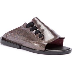 Klapki MELISSA - Ulitsa Ad 32237 Black/Glitter 53411. Pomarańczowe klapki damskie Melissa, bez wzorów, z tworzywa sztucznego, bez obcasa. W wyprzedaży za 209,00 zł.