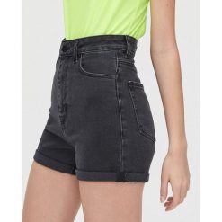 Szorty slim high waist - Szary. Szare szorty damskie Cropp, bez wzorów, z podwyższonym stanem. W wyprzedaży za 55,99 zł.