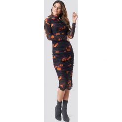 NA-KD Party Siateczkowa sukienka z marszczeniem - Multicolor. Szare sukienki damskie marki NA-KD Party, na imprezę, bez wzorów, ze stójką, bez rękawów. W wyprzedaży za 60,97 zł.