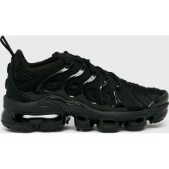Nike Sportswear - Buty Air VaporMax Plus. Czarne buty sportowe damskie Nike Sportswear, bez wzorów, z materiału, sportowe. W wyprzedaży za 749,90 zł.