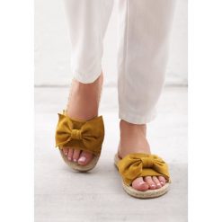 Żółte Klapki Bachata. Żółte klapki damskie Born2be, bez wzorów, bez obcasa, na płaskiej podeszwie. Za 69,99 zł.