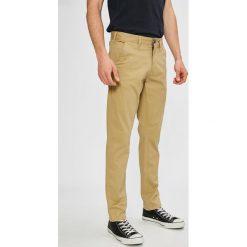 Brave Soul - Spodnie. Brązowe spodnie męskie marki Brave Soul, na co dzień, bez wzorów, z elastanu, casualowe. W wyprzedaży za 69,90 zł.