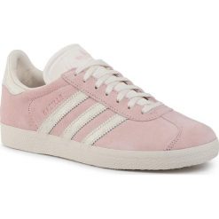 Buty adidas - Gazelle W EE5546 Icepnk/Cwhite/Cwhite. Różowe buty sportowe damskie Adidas, na co dzień, bez wzorów, z zamszu, bez obcasa, na płaskiej podeszwie, bez zapięcia. W wyprzedaży za 319,00 zł.