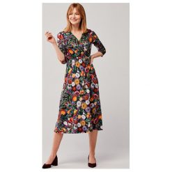 Sukienka Rita Canna fioletowa 40 wielokolorowy. Fioletowe sukienki damskie w kwiaty, z elastanu, bez kołnierzyka, bez rękawów, rozkloszowane. Za 347,00 zł.
