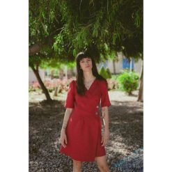 Czerwona sukienka Serena. Czerwone sukienki damskie Pakamera, bez wzorów, sportowe, bez kołnierzyka, bez rękawów, mini, sportowe. Za 449,00 zł.