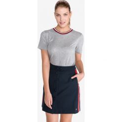 Tommy Hilfiger Koszulka Szary. Szare koszulki damskie TOMMY HILFIGER, xs, bez wzorów, z lyocellu, bez kołnierzyka. Za 268,95 zł.